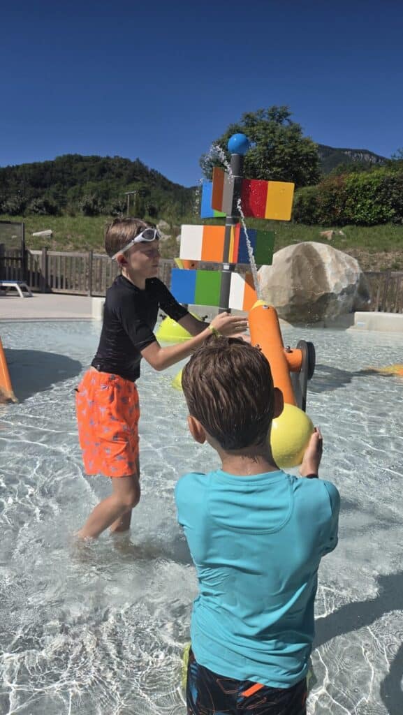 Les enfants profitent des jeux d'eau du Camping Terra Verdon