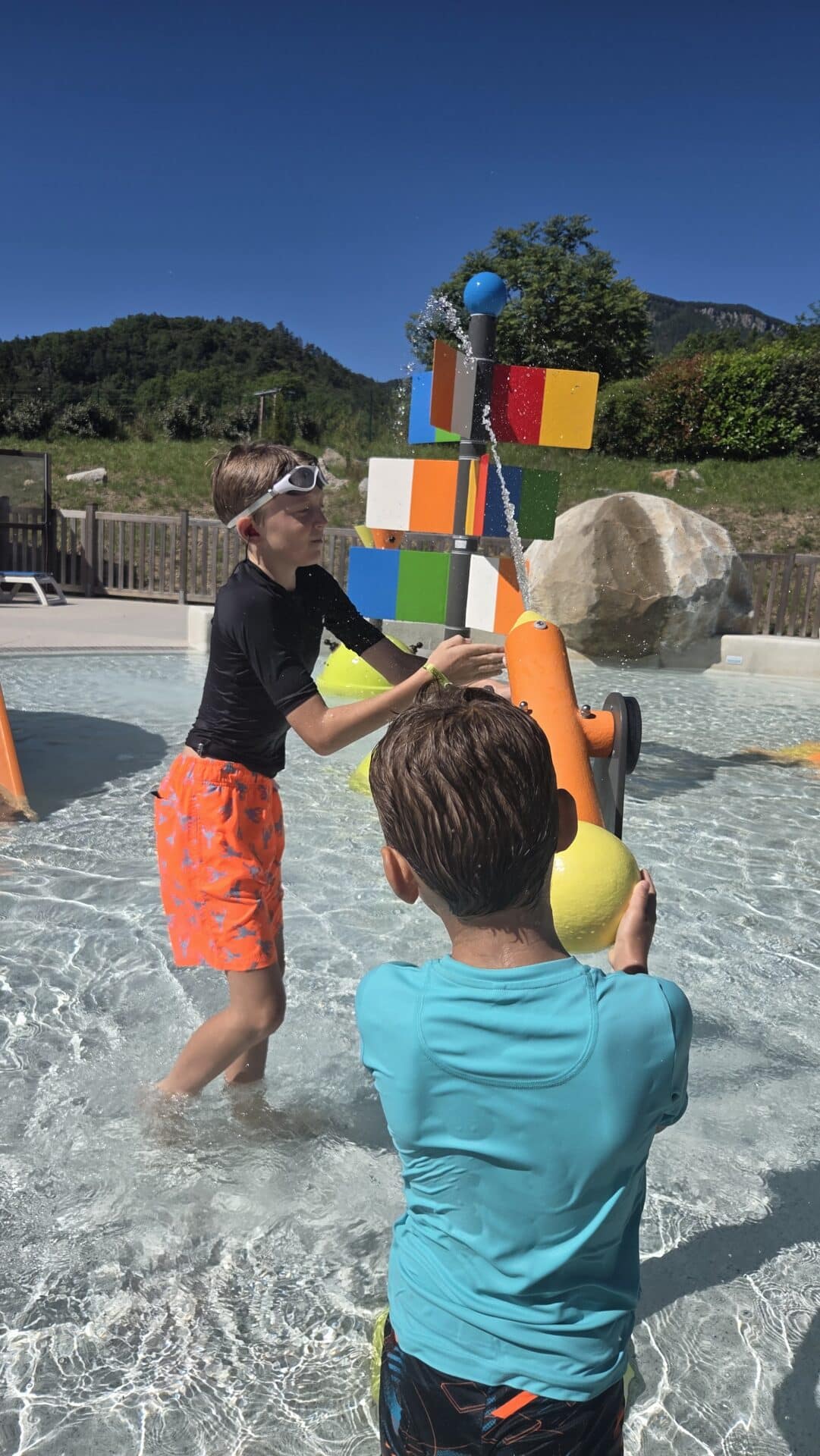 Les enfants profitent des jeux d'eau du Camping Terra Verdon